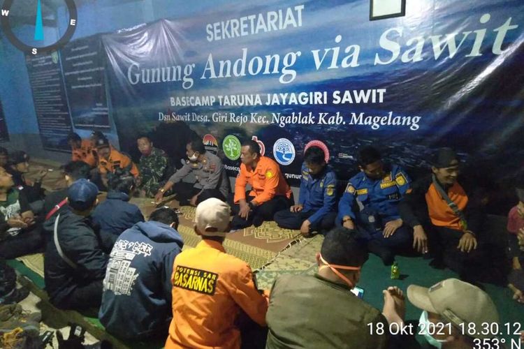 Tim gabungan dan potensi SAR menggelar operasi pencarian terhadap survivor Devi Andi Saputra (17) asal Dusun Wonolobo, Desa Pandean, Kecamatan Ngablak, Kabupaten Magelang, yang dilaporkan hilang di gunung Andong, Senin (18/10/2021)