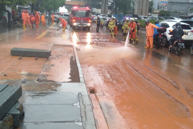 petugas Damkar bersihkan tanah liat di sepanjang jalan Dr Satrio, Kuningan, Jakarta Selatan, Selasa (17/12/2019)