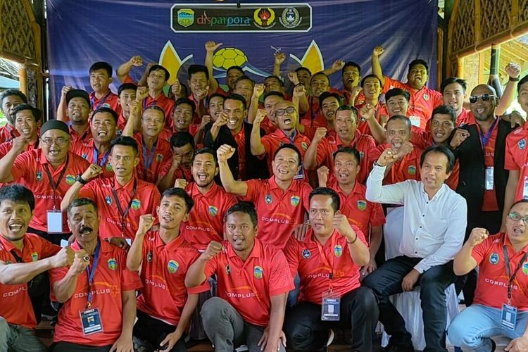 Juandi, terpilih kembali jadi Ketua Askab PSSI Kabupaten Tasikmalaya, Jawa Barat, usai memberlakukan program gratis urus lisensi bagi pelatih sepak bola di Kabupaten Tasikmalaya, Senin (7/11/2022).