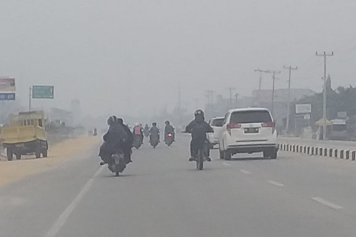 Kabut asap masih pekat menyelimuti wilayah Kota Pekanbaru, Riau, Minggu (15/9/2019).