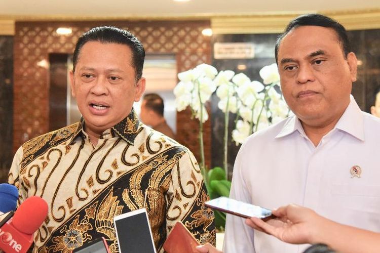 Ketua DPR Bambang Bamsoet (kanan) bersama Menteri Pendayagunaan Aparatur Negara dan Reformasi Birokrasi (Menpan-RB), Syafruddin memberikan keterangan pers usai melakukan pertemuan di Ruang Kerja Ketua DPR RI, Jakarta, Selasa (23/07/2019).