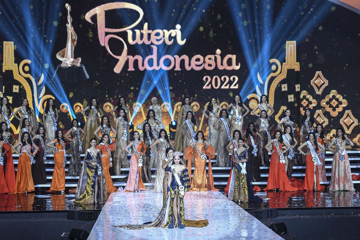 Puteri Indonesia 2020, Raden Roro Ayu Maulida Putri (belakang) memakaikan mahkota kepada Puteri Indonesia 2022 terpilih Laksmi Shari De Neefe Suardana (depan) pada Malam Puncak Grand Final Pemilihan Puteri Indonesia 2022 di Plenary Hall Jakarta Convention Center (JCC) Senayan, Jakarta, Jumat (27/5/2022). Laksmi Shari De Neefe Suardana terpilih menjadi Puteri Indonesia 2022, sedangkan di posisi runner-up II, yang akan menyandang gelar sebagai Puteri Indonesia Lingkungan diraih finalis asal Jawa Timur, Adinda Chreseilla dan posisi runner-up I, yang akan menyandang gelar sebagai Puteri Indonesia Pariwisata dimenangkan oleh finalis asal DKI Jakarta, Cindy May McGuire.