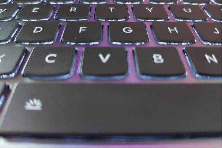 IdeaPad Slim 5 13ARP10 memiliki kibor backlit yang nyaman. 
