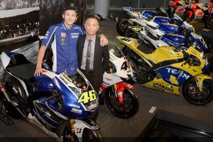 Pebalap Yamaha Factory Racing asal Italia, Valentino Rossi (kiri) berpose bersama Masao Furusawa, petinggi Yamaha, di kantor pusat Yamaha di Iwata, Jepang, Kamis (24/10/2013).