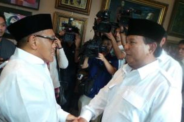 Ketua Umum Partai Golkar Aburizal Bakrie (kiri) berjabat tangan dengan Ketua Dewan Pembina Partai Gerindra sekaligus calon presiden, Prabowo Subianto, di kediaman Aburizal, Senin (19/5/2014) sore.