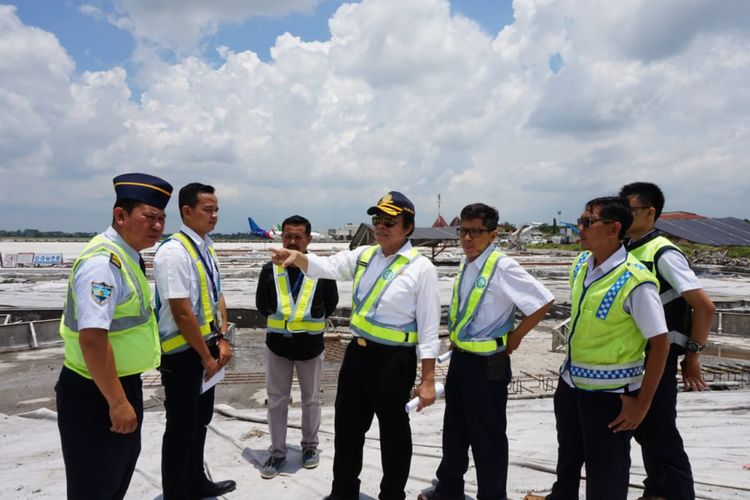 Dirjen Perhubungan Udara Agus Santoso mengunjungi Bandar Udara Internasional Adi Soemarmo Solo untuk melihat langsung progres pembangunan perluasan pelataran pesawat, Sabtu (17/4/2018).