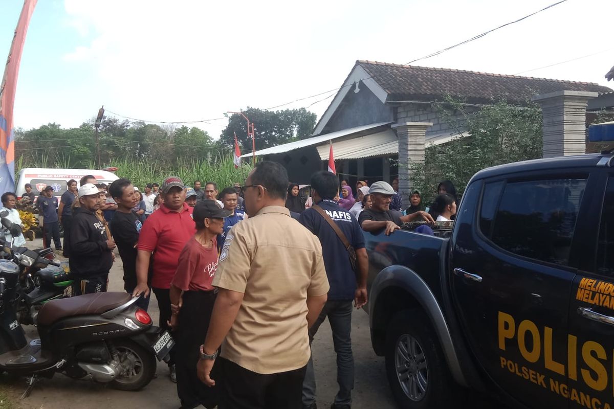Suasana sekitar rumah penemuan jasad Kanan (28) di Desa Babadan, Kecamatan Ngancar, Kabupaten Kediri, Jawa Timur, Selasa (12/8/2025).