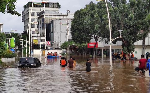 Indonesia Highlights: Jakarta Floods Displace 1.380 People | Indonesian Covid-19 Vaccine Will Be Available in Large Quantities in the Middle of 2021 | Indonesia Still Free of New Covid-19 Mutation