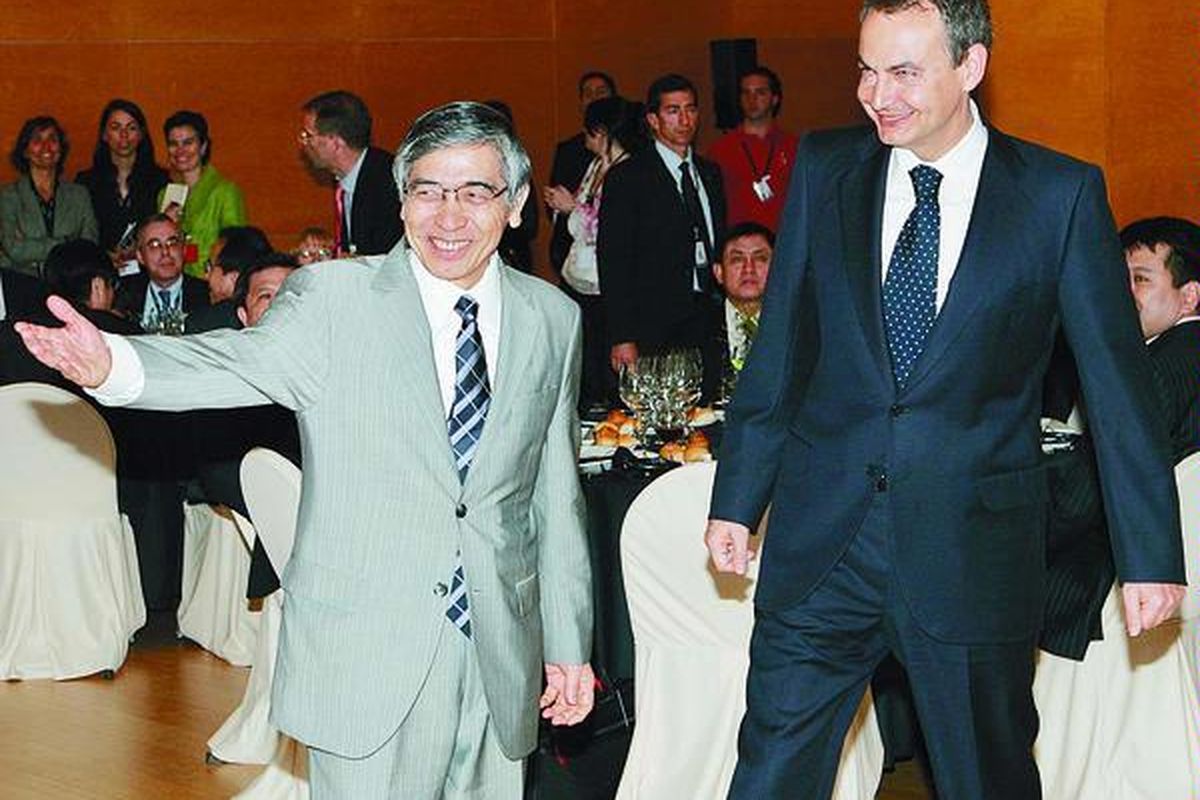 Presiden Bank Pembangunan Asia (ADB) Haruhiko Kuroda (kiri) menunjukkan jalan kepada Perdana Menteri Spanyol Jose Luis Rodriguez Zapatero menjelang acara work ing lunch pada hari terakhir pertemuan ADB di Madrid, Spanyol,Selasa (6/5). 