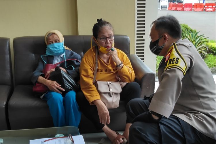 Kapolrestabes Bandung Kombes Pol Ulung Sampurna Jaya tengah memperlihatkan barang bukti pencurian yang dilakukan dua pemuda yang pukuli dua orang ibu-ibu karena ketahuan mencuri ponsel.