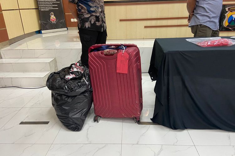 Koper yang digunakan RTH untuk membawa potongan tubuh korbannya, pada Minggu (27/1/2025)