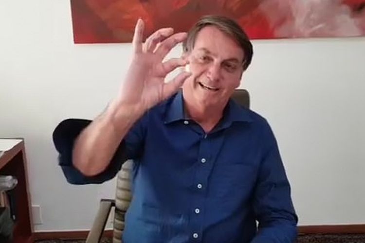 Dalam video berdurasi 58 detik, Presiden Brasil Jair Bolsonaro terlihat memegang butir obat hidroksiklorokuin yang diminumnya setelah terinfeksi virus corona.