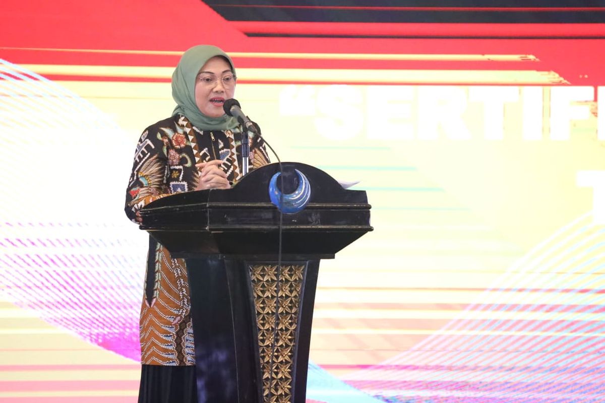 Menteri Ketenagakerjaan Ida Fauziyah memberikan sambutan dalam rapat koordinasi sertifikasi, di Jakarta, Selasa (17/11/2020).
