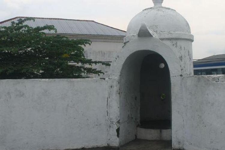 Bangunan pengintai berbentuk kubah yang ada di area Pojok Beteng maupun area Plengkung Gading di Benteng Baluwerti, Yogyakarta.