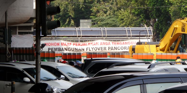 Suasana pembangunan proyek fly over Pancoran, Jakarta Selatan, Selasa (11/4/2017) sore. Menjelang jam pulang kerja, kemacetan semakin terasa sebagai dampak dari pengerjaan fly over Pancoran.