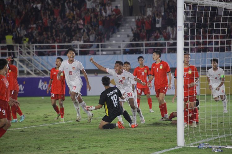 Josh Holong (nomor 20) merayakan gol dalam pertandingan Indonesia vs Laos pada laga terakhir Grup A Piala AFF U16 2024 di Stadion Manahan, Solo, Jawa Tengah, Kamis (27/6/2024). 