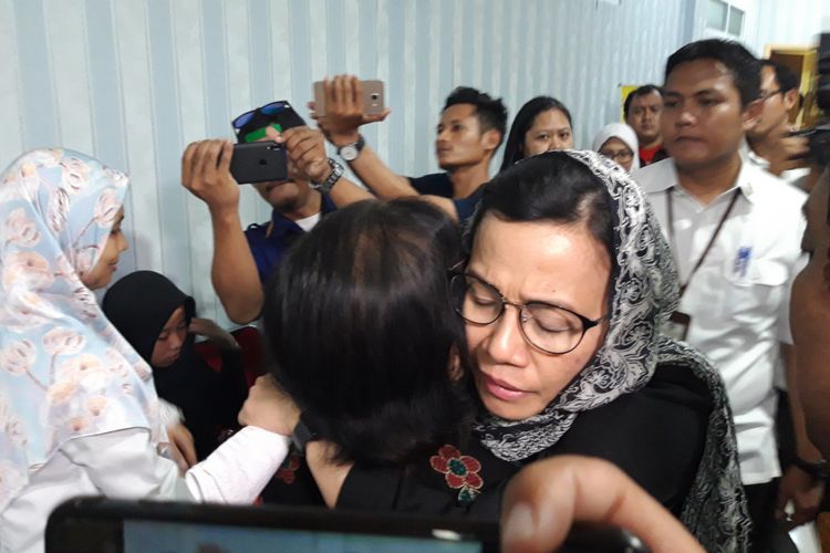 Menteri Keuangan Sri Mulyani tak kuasa menahan tangis saat menyampaikan duka cita keoada keluarga korban, di RS Polri, Kramatjati, Jakarta Timur, Senin (29/10/2018)