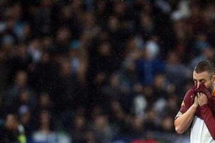 Gelandang AS Roma, Daniele De Rossi, mendapatkan skorsing sebanyak tiga  karena memukul Stefano Mauri sehingga mendapat kartu merah menjelang turun minum pertandingan Derby della Capitale kontra Lazio, di Olimpico, Minggu (11/11/2012).