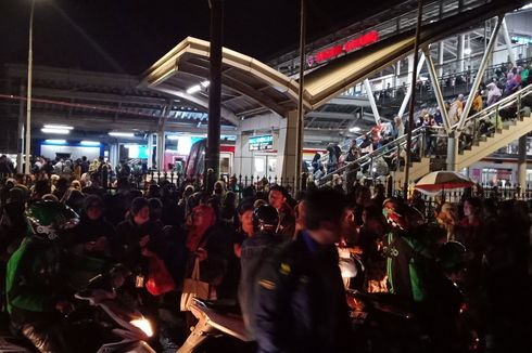 Ruwetnya Stasiun Cakung Akibat Gangguan KRL Arah Bekasi