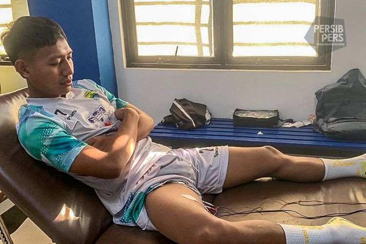 Beckham Putra saat menjalani program pemulihan cedea dari tim medis Persib pada Rabu (13/9/2023).