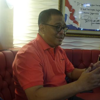 Direktur Jenderal Pemberdayaan Sosial Kementerian Sosial Hartono Laras di atas KRI dr Soeharso, Surabaya, Jawa Timur, Senin (30/10/2017).