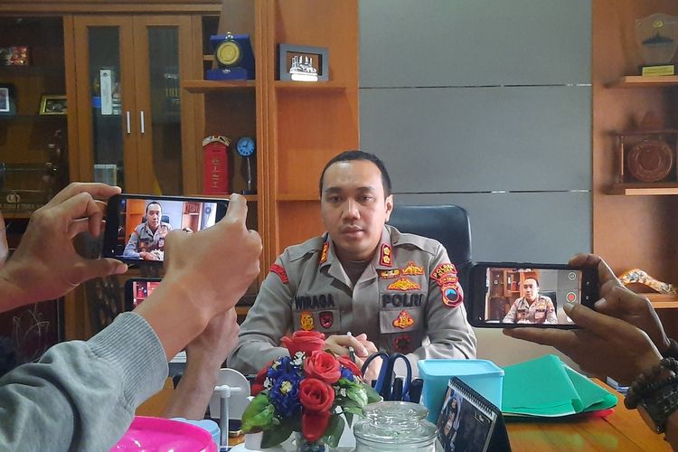 Kapolres Blora, AKBP Wiraga Dimas Tama saat dimintai keterangan terkait penangkapan Ketua Pemuda Pancasila (PP) Blora di Mapolres Blora, Rabu (15/12/2021)