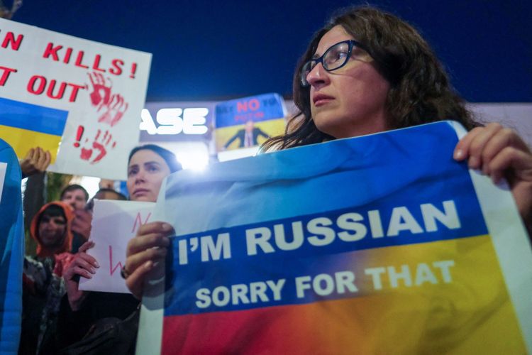 Anggota komunitas Rusia berdemonstrasi terhadap Rusia setelah Rusia meluncurkan operasi militer besar terhadap Ukraina, di Los Angeles, California, Amerika Serikat, Kamis (24/2/2022).
