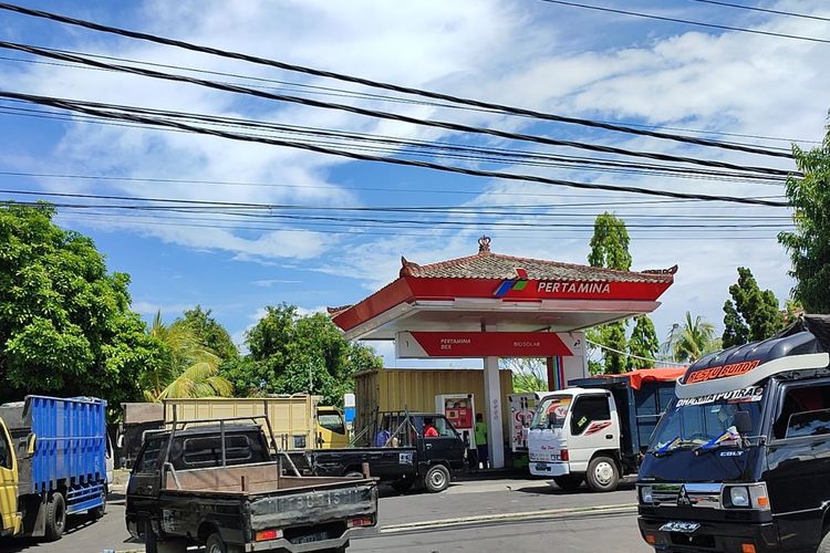Antrean truk yang akan mengisi BBM jenis solar di SPBU Jalan WR Supratman, Kota Singaraja, Bali, Selasa (6/12/2022) pagi. 
