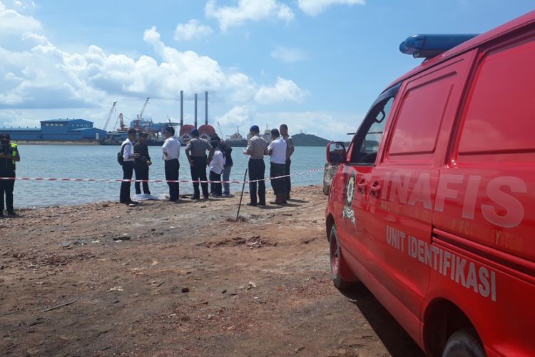 Sesosok jasad bayi tanpa kepala ditemukan didalam kantong plastik disekitar bibir pantai Perusahaan Industri Galangan Kapal PT Bandar Viktori di kecamatan Sekupang, Batam, Kepri, Senin (19/11/2018).