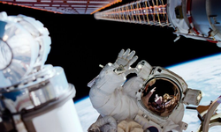 Apa yang Terjadi Jika Astronot Melepas Helmnya saat di Luar Angkasa?