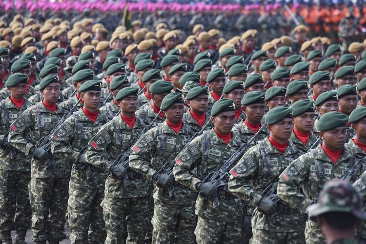 Personel TNI melakukan defile saat gladi bersih HUT ke-72 TNI, di Dermaga Indah Kiat Cilegon, Banten, Selasa (3/10). Peringatan HUT ke-72 TNI akan berlangsung di Dermaga Indah Kiat Cilegon, Banten pada Kamis (5/10). ANTARA FOTO/Hafidz Mubarak A/ama/17