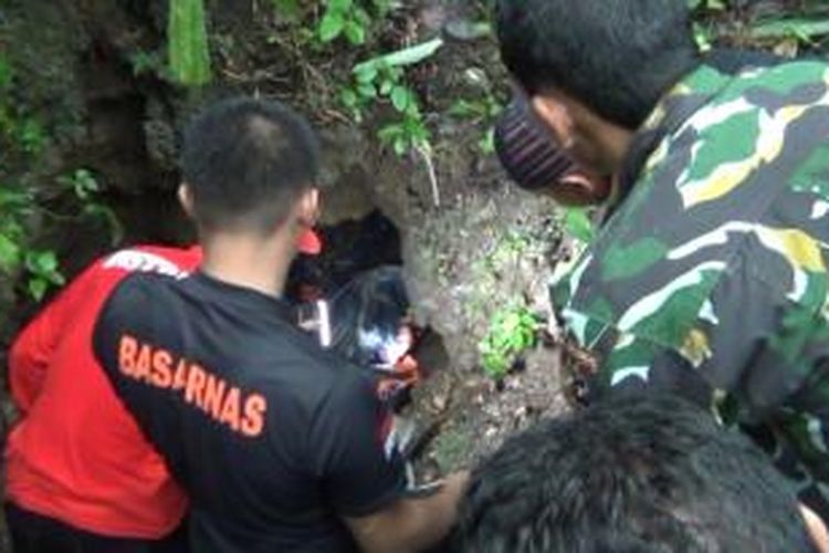 Tim SAR Gabungan tengah mengeluarkan jasad korban pencari batu akik dari dalam gua di Desa Fadorositoluori, Kabuaten Nias Utara, Sumatera Utara.
