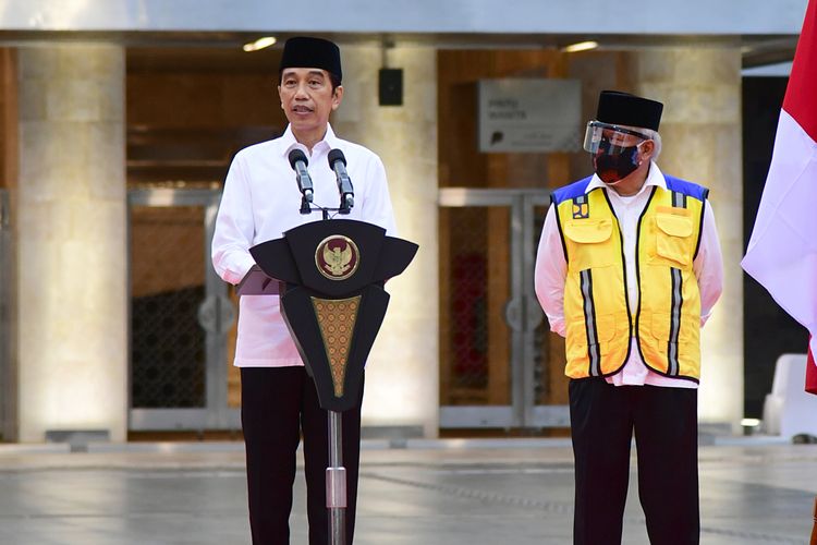 Presiden Joko Widodo (Jokowi) berpidato saat peresmian renovasi Masjid Istiqlal didampingi Menteri PUPR Basuki Hadimuljono, Kamis (7/1/2021). 
