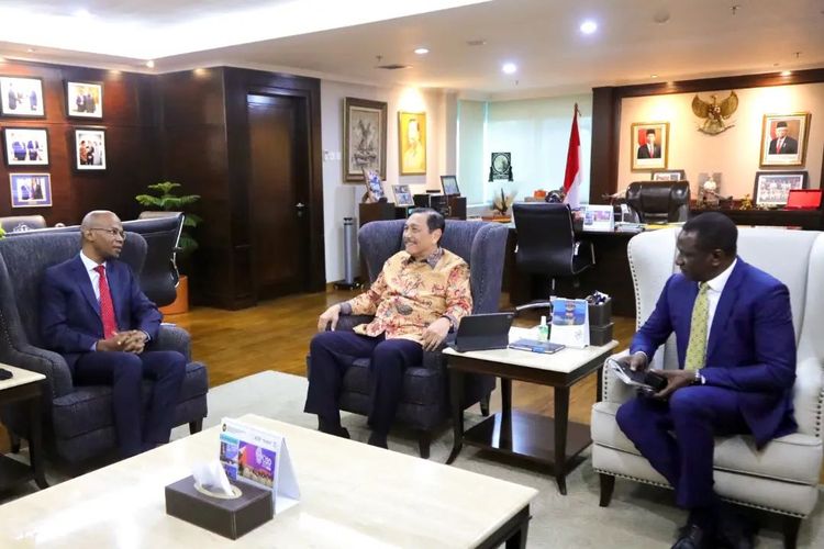 Menko Bidang Kemaritiman dan Investasi, Luhut B. Pandjaitan berbincang dengan Menteri ESDM Republik Tanzania January Yusuf Makamba di Kantor Kemenko Marves, Jakarta, Kamis (9/2/2023) pagi.