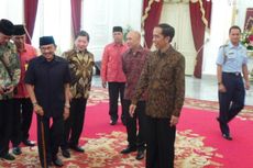 Jokowi Sambut Kedatangan Habibie di Istana