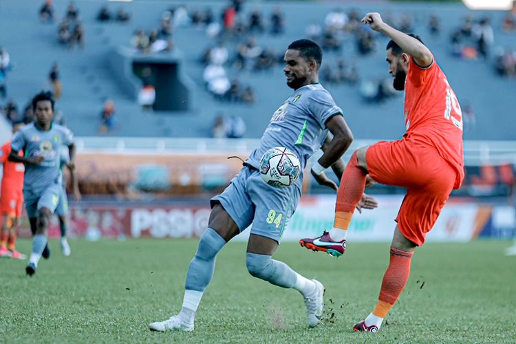 Pemain asing Persebaya Surabaya Silvio Junior berebut bola dengan pemain Borneo FC saat pertandingan pekan 5 Liga 1 2022-2023 yang berakhir dengan skor 2-1 di Stadion Segiri Samarinda, Jumat (19/8/2022) sore.