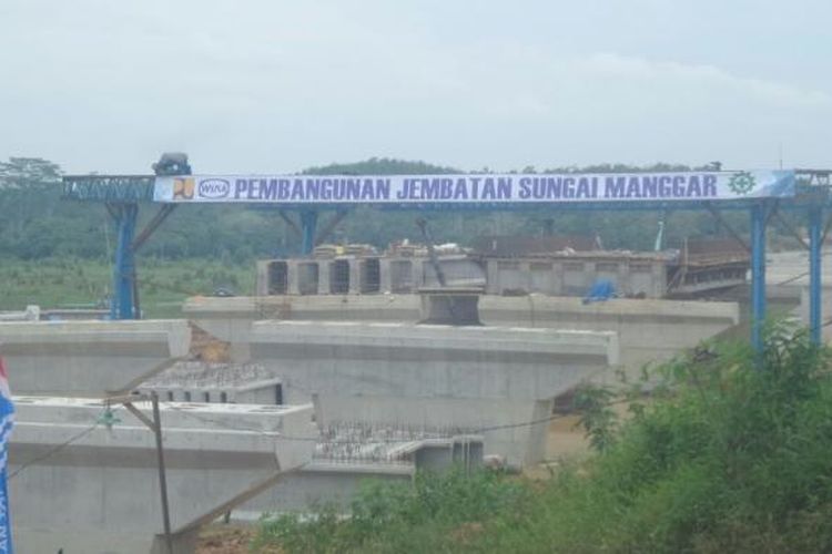 Progres pekerjaan pembangunan Jembatan Manggar yang merupakan bagian dari Jalan Tol Balikpapan-Samarinda, Jumat (4/11/2016).
