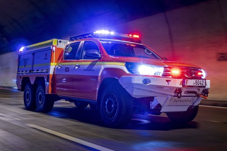 Toyota Hilux 6x6, pemadam kebakaran khusus mobil listrik