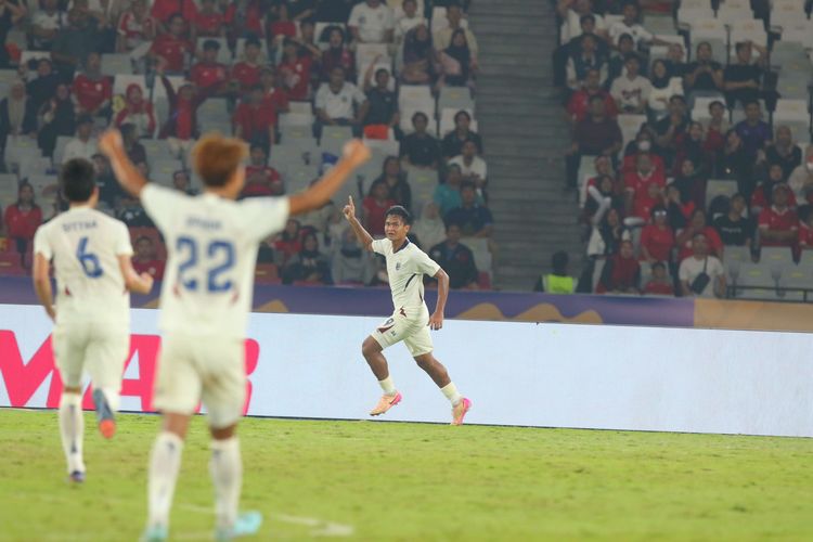 Pemain Timnas U23 Thailand Yotsakon Burapha (kanan) berselebrasi usai mencetak gol ke gawang Indonesia pada laga semifinal antara Indonesia vs Thailand di ajang ASEAN U23 Championship 2025 atau Piala AFF U23 2025, di Stadion Gelora Bung Karno, Jakarta, Jumat (25/7/2025).