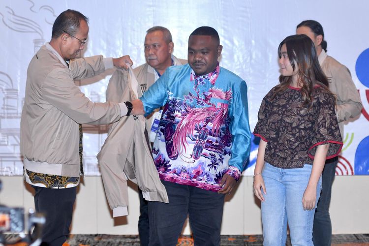 Para petinggi PT Pertamina sedang memakaikan jas peserta Pertamina Youth Program (PYP) 2025 di Jakarta, Selasa (15/7/2025).