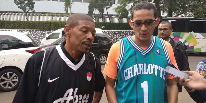 Wakil Gubernur DKI Jakarta Sandiaga Uno bertemu pemain National Basketball Association (NBA) legendaris Muggsy Bogues di Wisma Kementerian Pemudan dan Olahraga, Jakarta Pusat, Sabtu (21/7/2018).