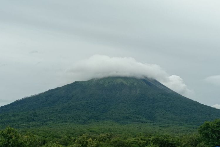 Visual Gunung Ile Lewotolok pada Selasa (12/3/2024) 