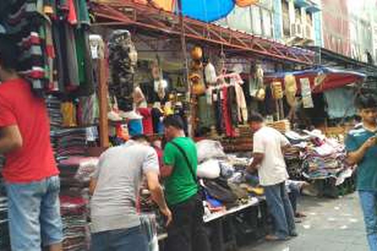 Para pedagang berjualan kaki lima di sisi kios-kios di lantai dasar Blok F Pasar Tanah Abang, Jakarta Pusat, Kamis (12/5/2016).