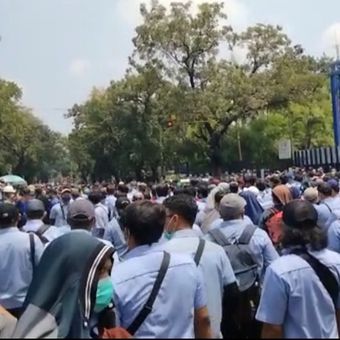 Kondisi middle income trap adalah saat upah pekerja semakin tinggi dan menciptakan semakin banyak kelas menengah sehingga disebut jebakan pendapatan kelas menengah. 