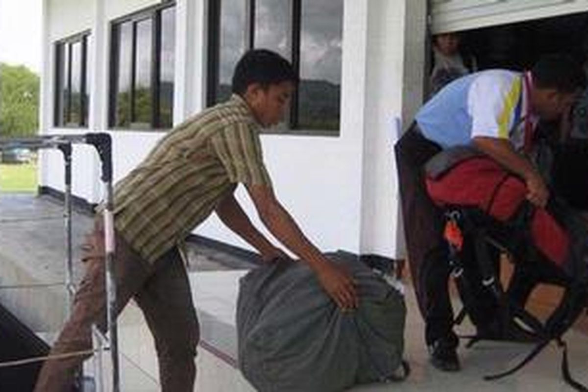 Pengurusan barang bagasi penumpang pesawat terbang di Bandar Udara Komodo di Labuan Bajo, Kabupaten Manggarai Barat (Mabar), Nusa Tenggara Timur (NTT). Bandara dengan panjang landasan pacu 1.800 meter ini menjadi bagian penting transportasi menuju Taman Nasional Komodo di Pulau Komodo. Usulan untuk mengganti nama Labuan Bajo sebagai ibu kota provinsi Mabar menjadi Kota Komodo diharapkan mampu makin meningkatkan jumlah wisatawan ke Pulau Komodo. 