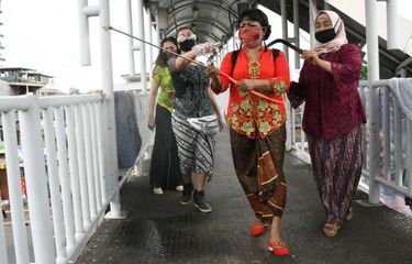 Ibu-ibu dari Persatuan Perempuan Peduli Pancasila (P4) merayakan peringatan Hari Kartini dengan melakukan penyemprotan disinfektan mengenakan kebaya di kawasan Terminal Kampung Melayu, Jakarta Timur, Selasa (21/4/2020).