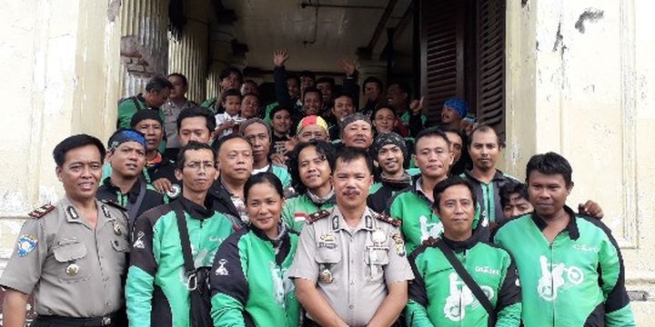 Kapolsek Palmerah Kompol Aryono bersama para pengendara ojek online di Jakarta,  Selasa (6/3/2018).