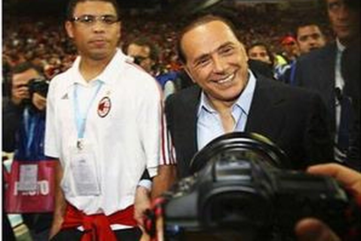 Silvio Berlusconi (kanan).