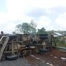 Mobil Boks Tabrak Truk di Tol Pekanbaru-Dumai, Brondolan Sawit Berserakan di Jalan