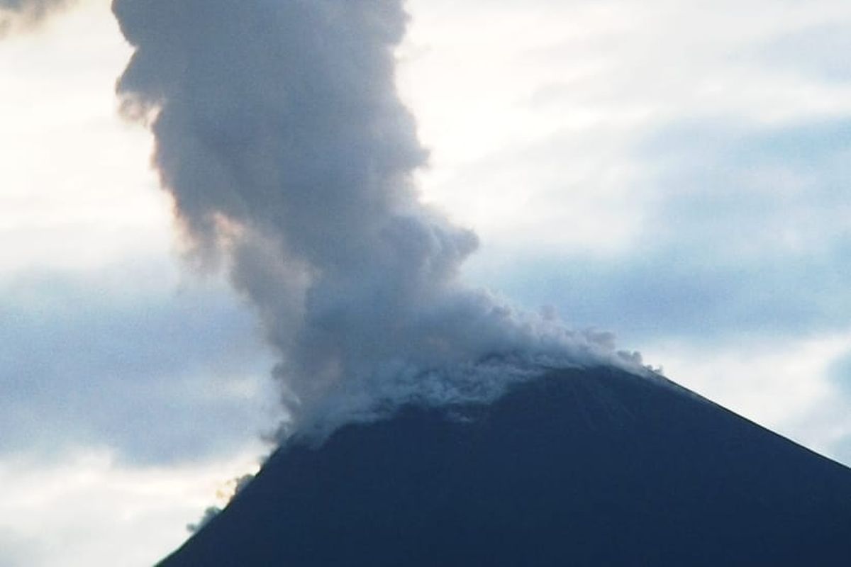 Gunung Soputan yang terletak di Kabupaten Minahasa Tenggara, Provinsi Sulawesi Utara meletus pada Rabu, (03/10/2018) pukul 08.47 WITA.